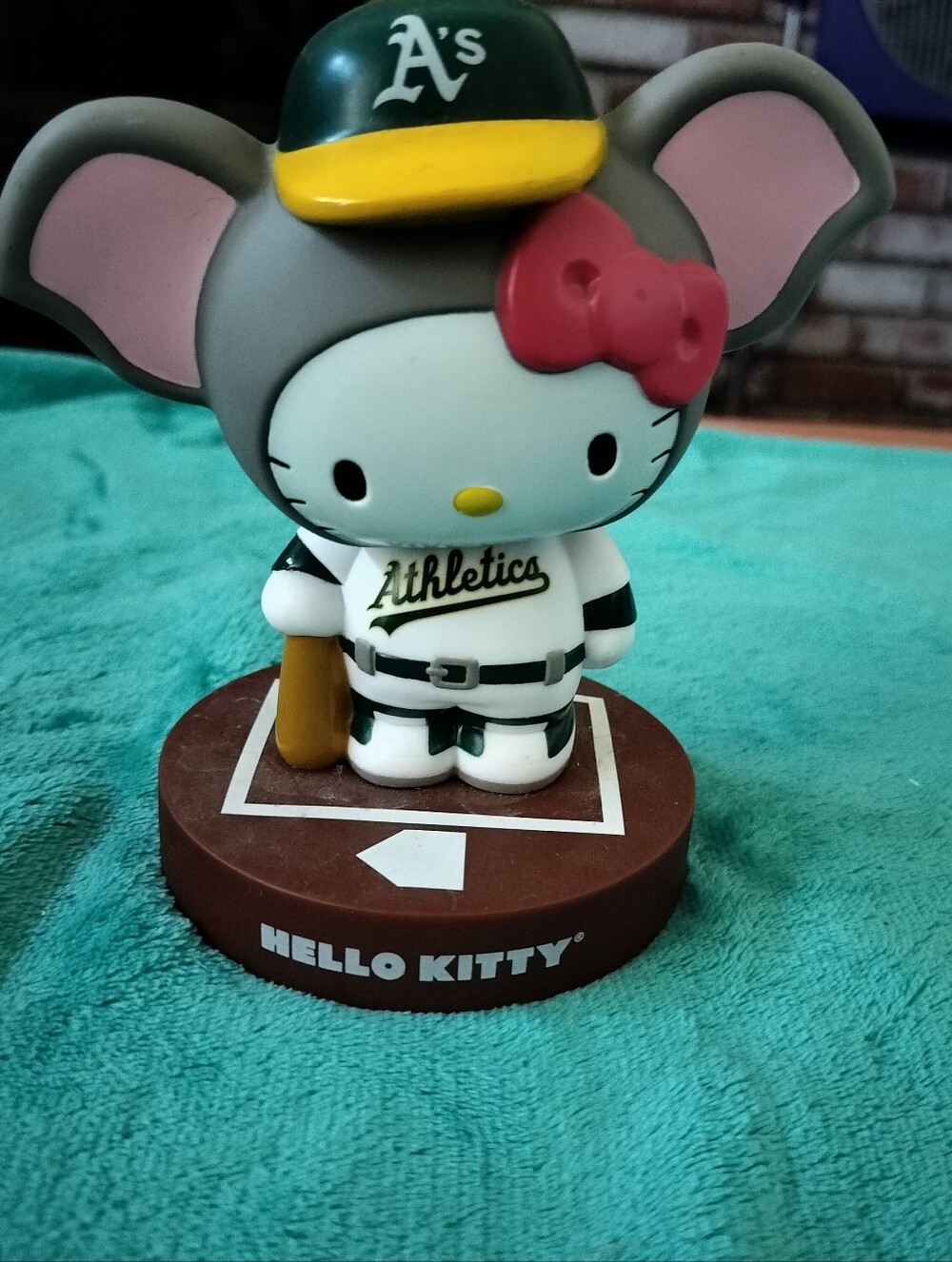 2015 Oakland A’s Hello Kitty Bobblehead SGA MLB Sanrio Elephant Hat